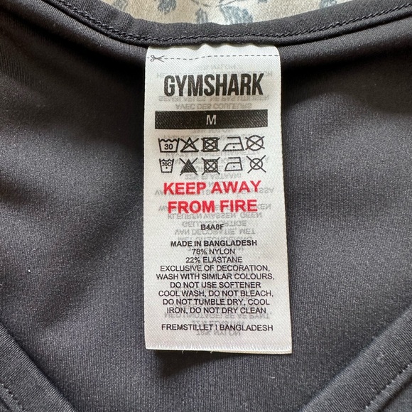 Gymshark black longsleeve crossover workout top! Size medium. Never worn - Picture 4 of 4